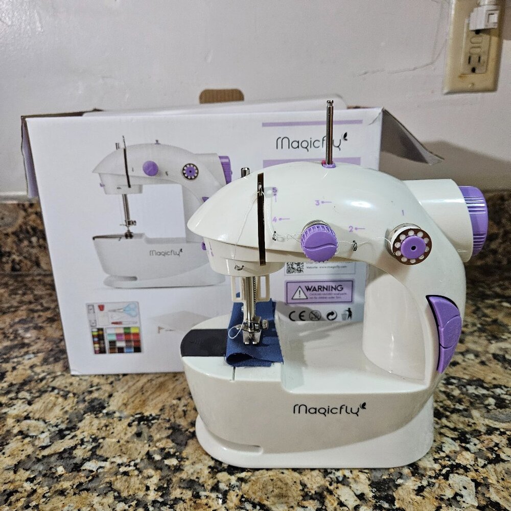 Mini sewing machine (never used)